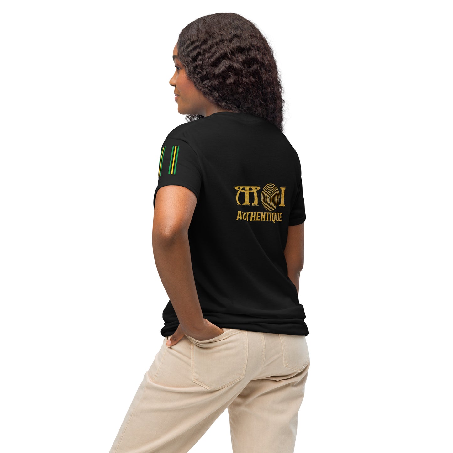 A woman with her back turned, wearing a black t-shirt with the text 'Moi Authentique'.