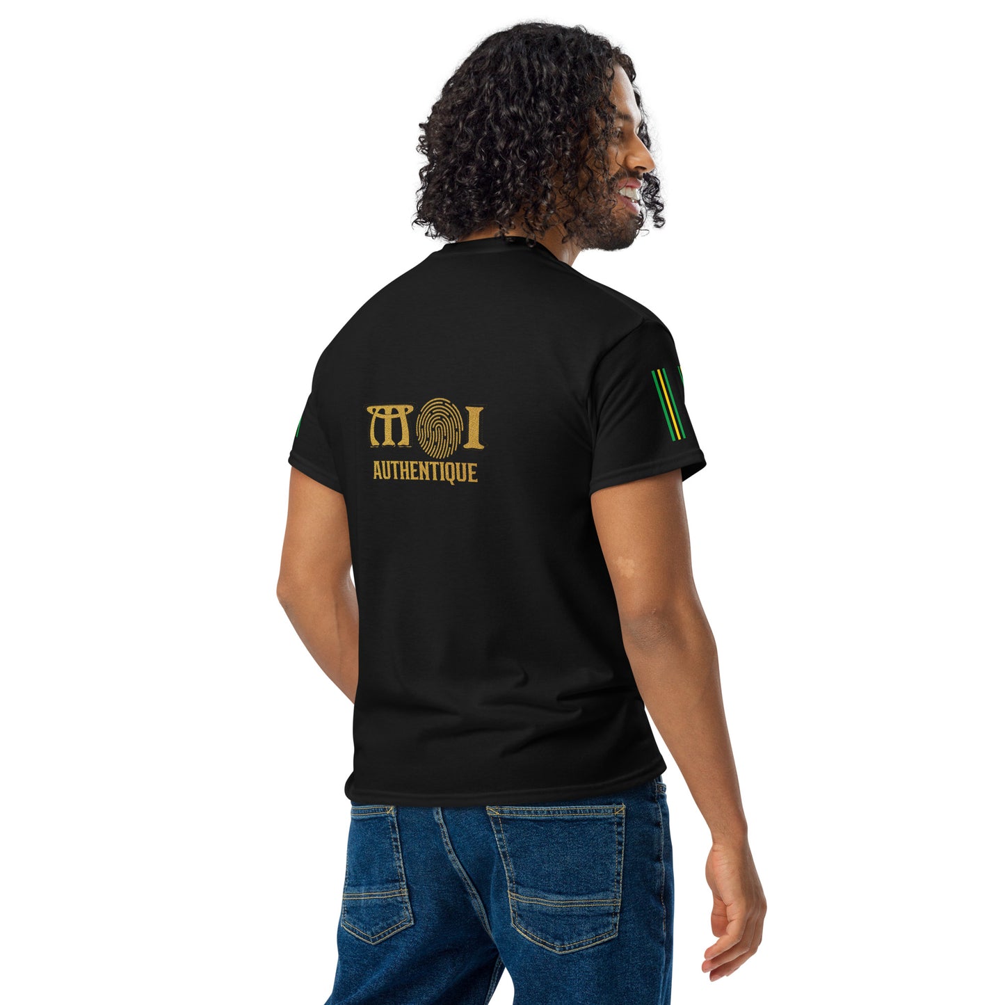 A man wearing a black t-shirt with the logo 'Moi Authentique' on the back