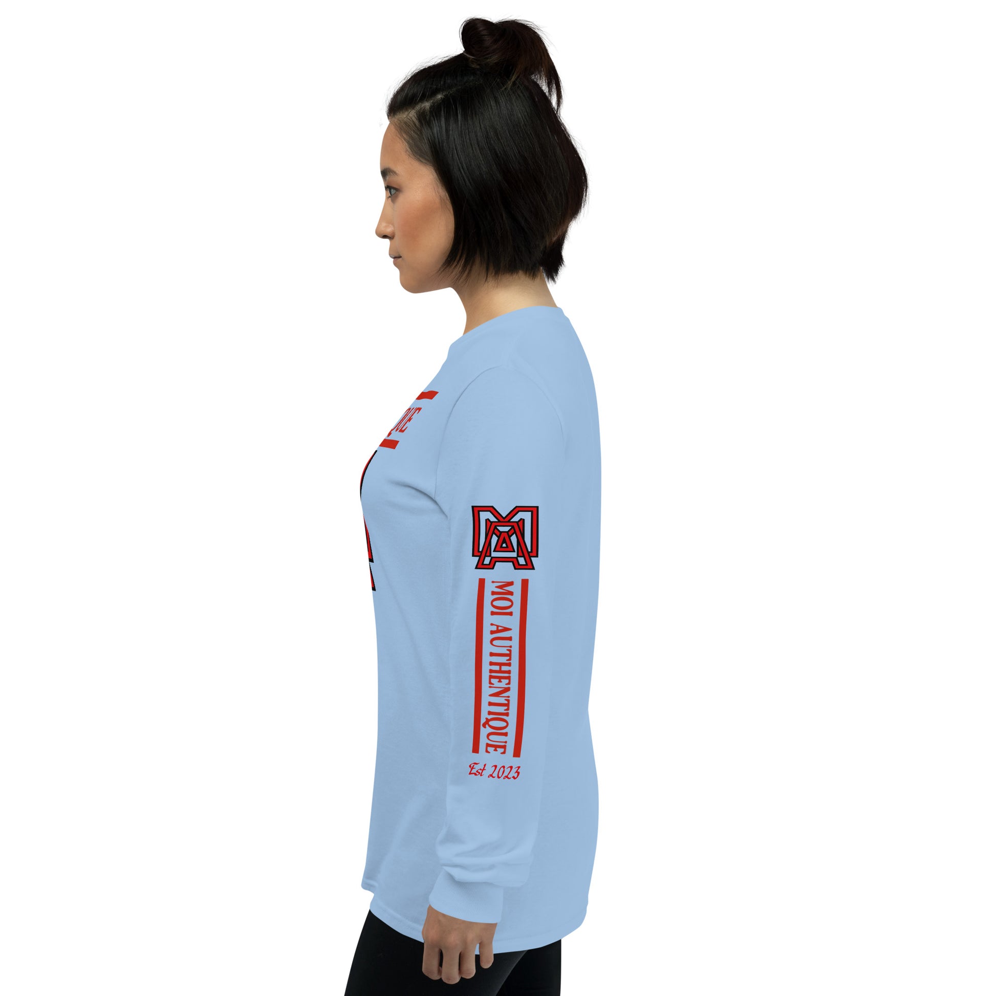Left side view of a woman wearing a long-sleeved blue shirt with red text and graphics, including the brand name 'Moi Authentique' on the sleeve