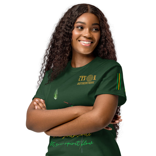 A woman folding her hands, wearing a green t-shirt with the text 'Moi Authentique'