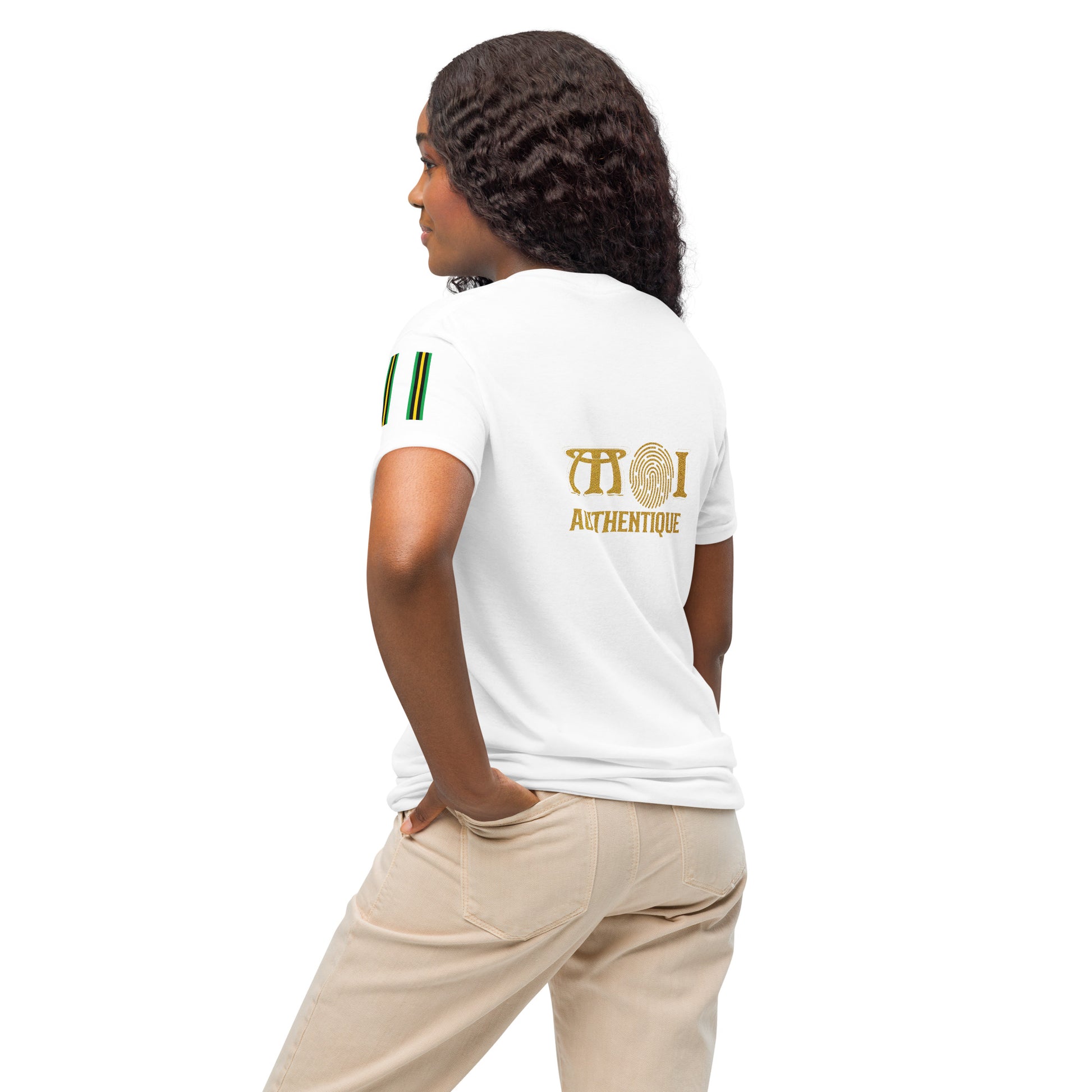 A woman with her back turned, wearing a white t-shirt with the text 'Moi Authentique'.